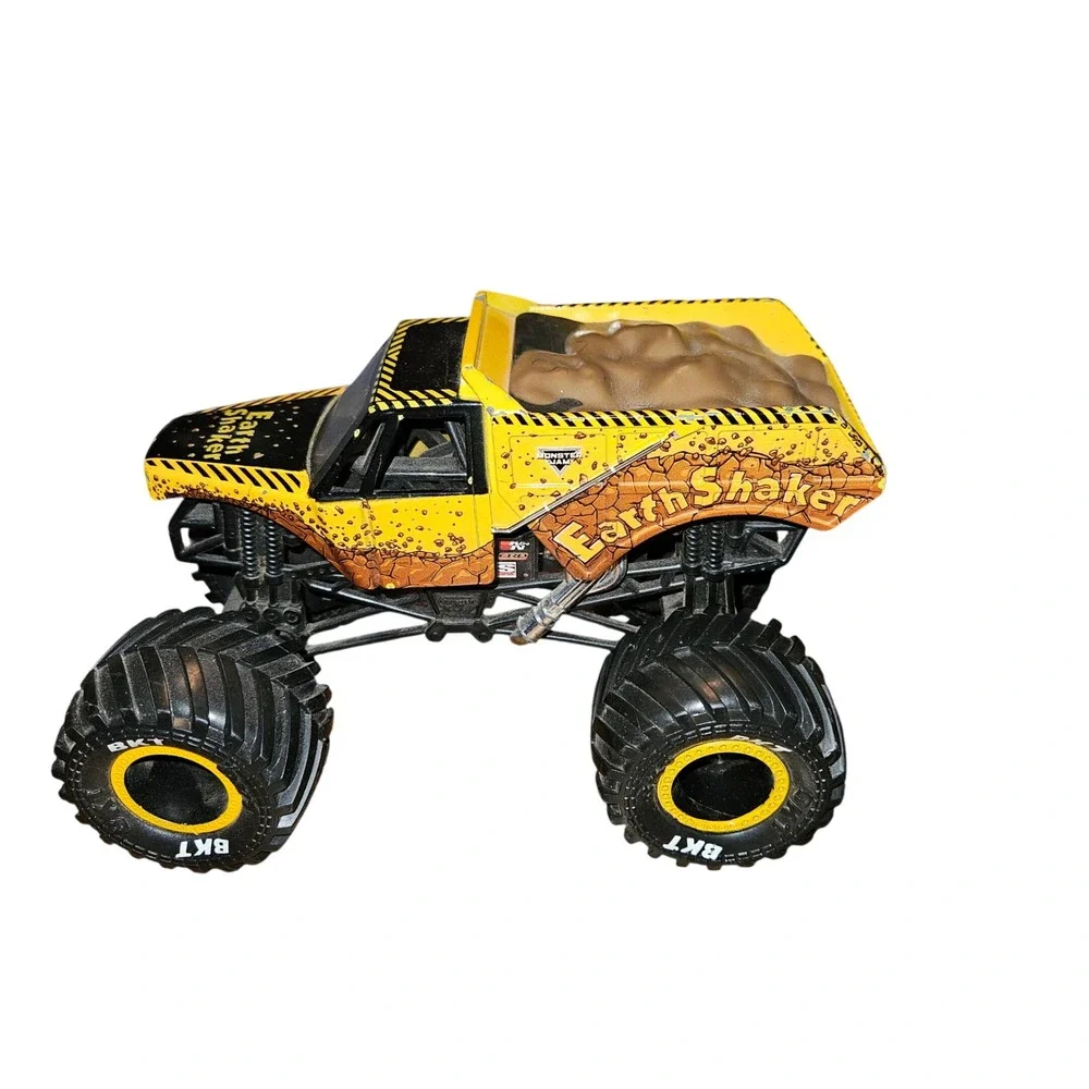 Monster Jam Earth Shaker Monster Truck Yellow Black 1:24 Scale Die-Cast Vehicle